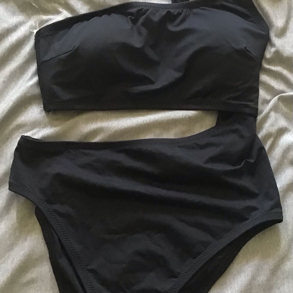 Black One-Shoulder Swimsuit